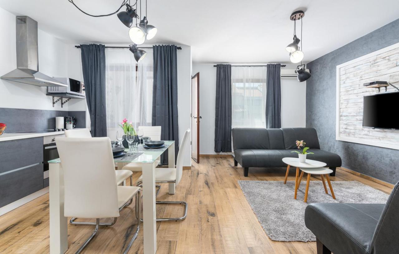 Apartments Ariana ウマグ エクステリア 写真